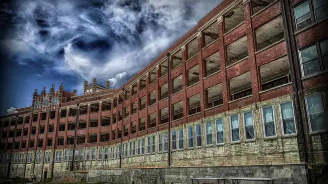The Story Behind This Haunted Hospital in New Hampshire is Terrifying